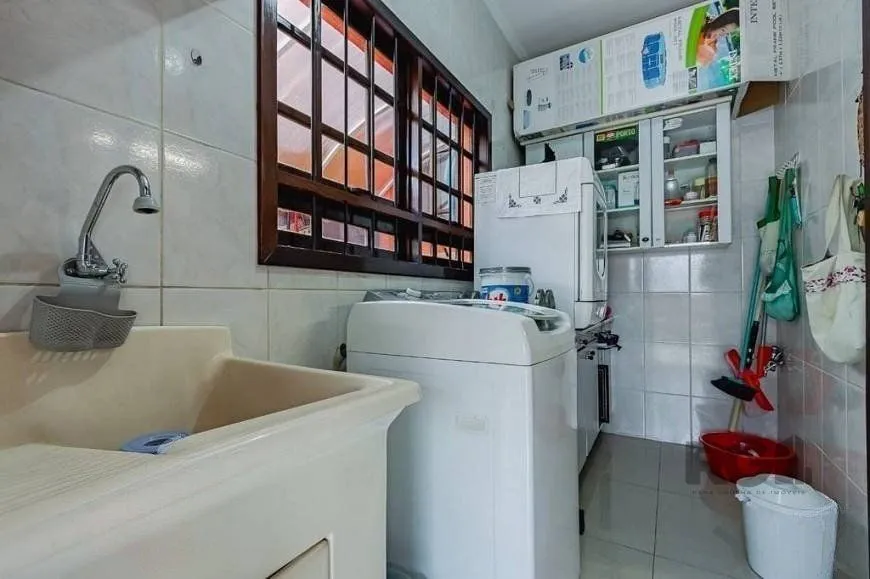 Imagem Excelente casa de 209m² com 3 dormitórios, piscina e 3 vagas de garagem.