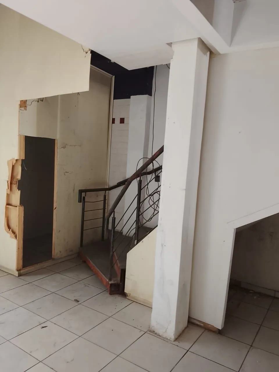 Imagem Prédio na Duque de Caxias, desocupado espaço amplo. Preço atrativo.