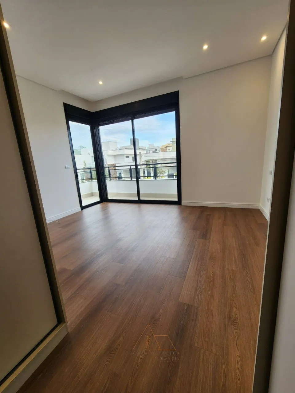 Imagem Imóvel de Luxo à Venda em Salto-SP: Casa com 3 Suítes, 4 Vagas e 265,50m² no Residencial Central Parque