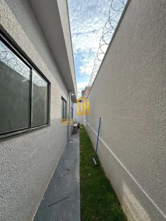 Imagem A casa possui 

- Sala pé direito alto 
- Garagem na laje
- Cozinha com ampla bancada
- Área de se...