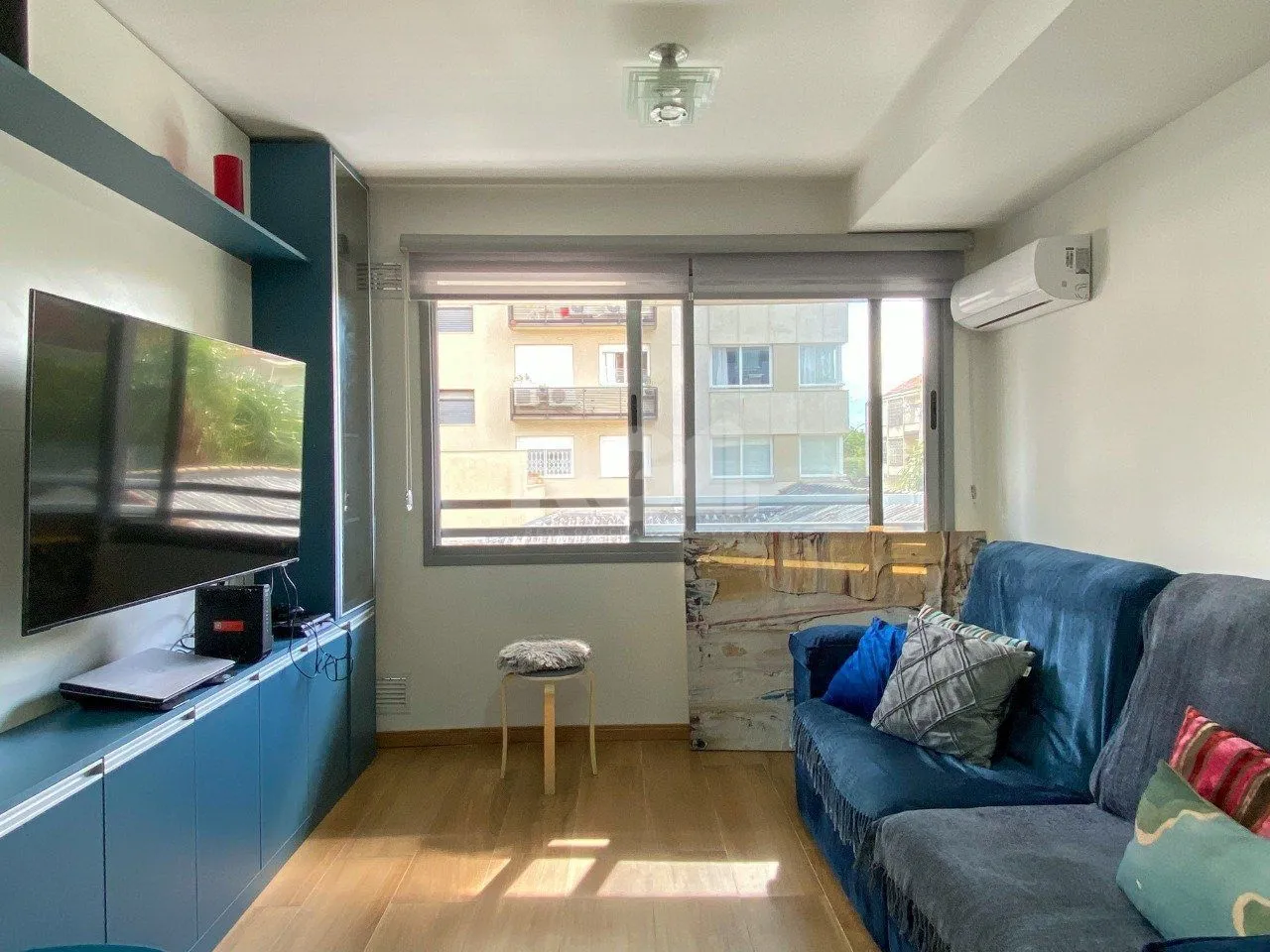 Imagem Apartamento em prédio premiado, totalmente montado, no miolo do Menino Deus