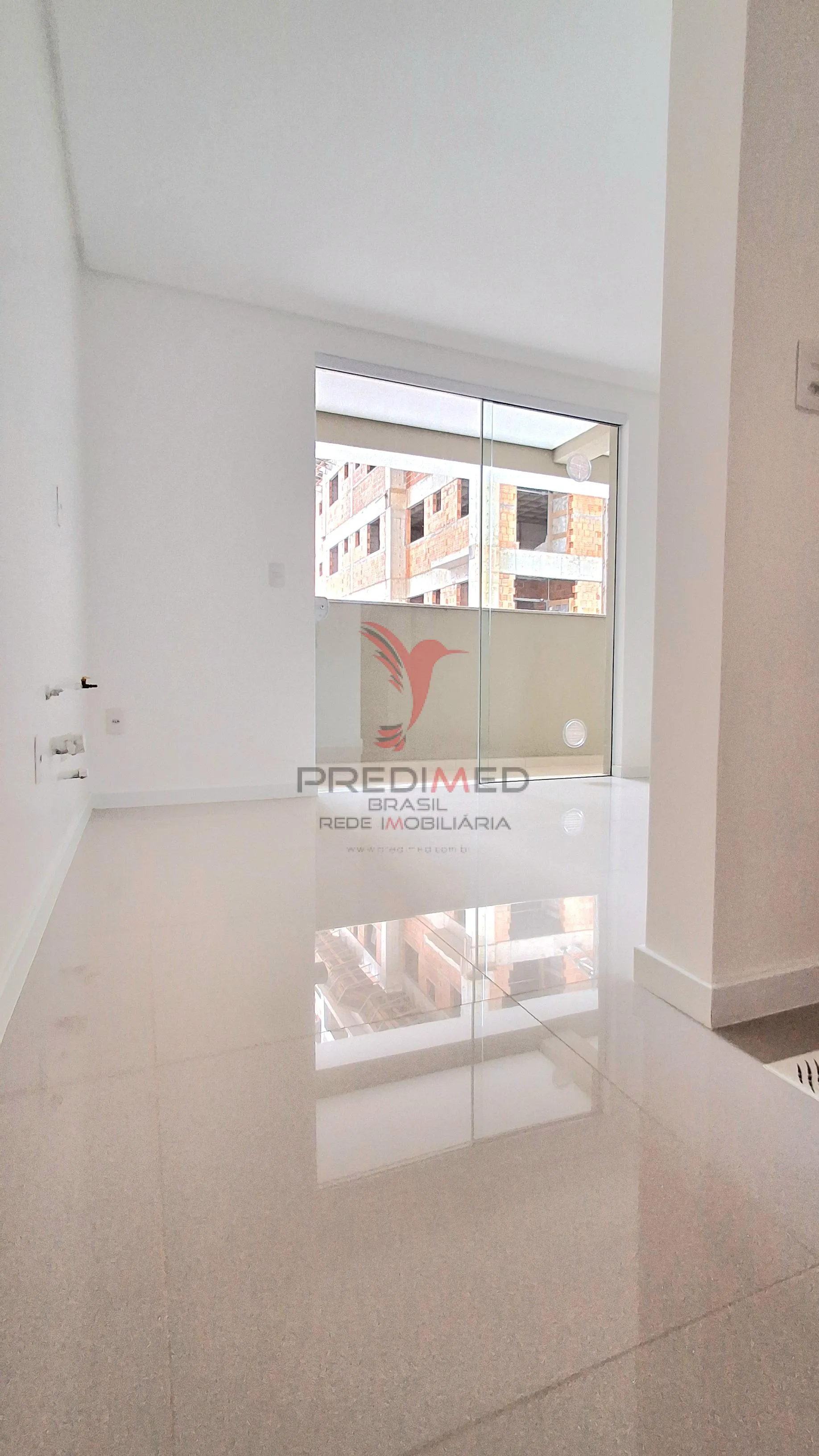 Imagem Apartamento de 2 Quartos em Itapema, Sacada com churrasqueira, a poucos metros do mar