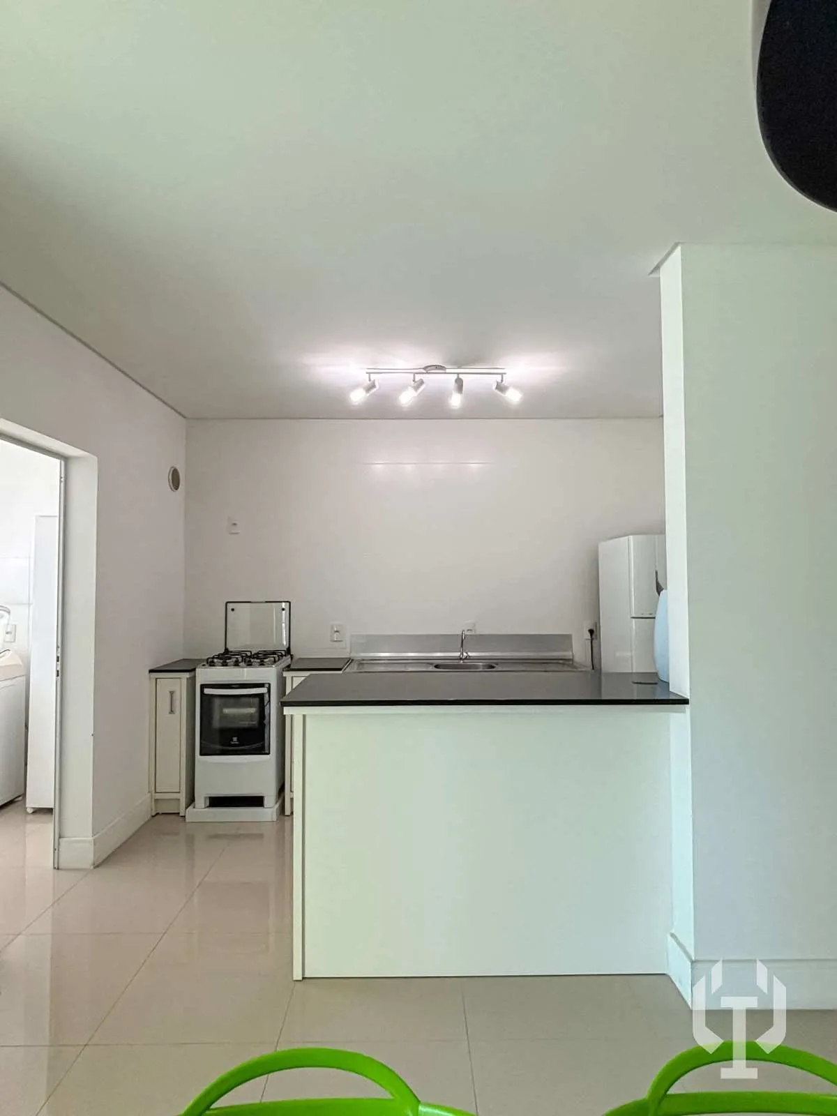 Imagem Apartamento com 3 dormitórios e 2 vagas de garagem em Meia Praia