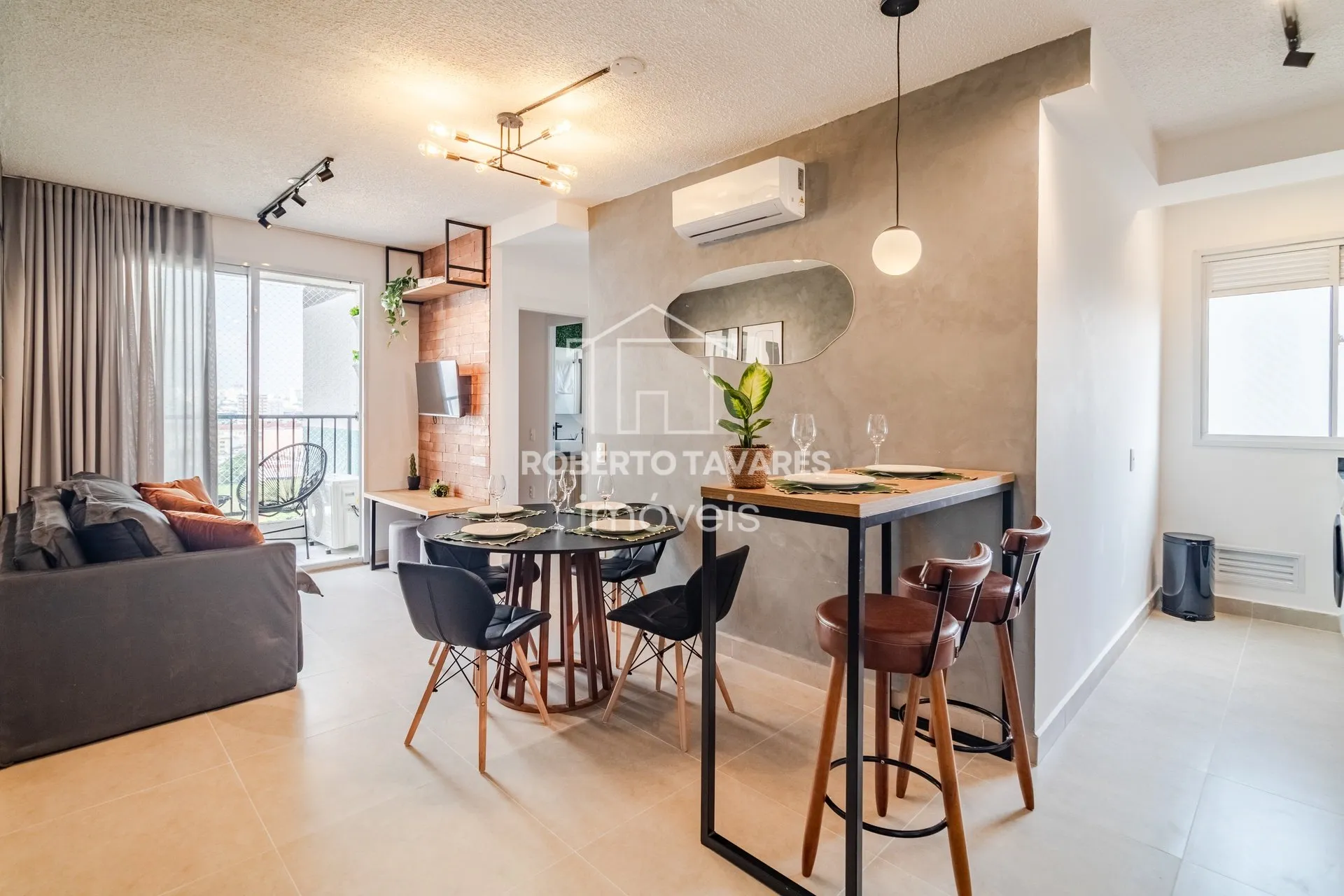 Imagem Apartamento totalmente mobiliado. VENDA DE PORTEIRA FECHADA - O imóvel conta com 2 quartos, sendo 1 suíte, além de uma vaga de garagem.