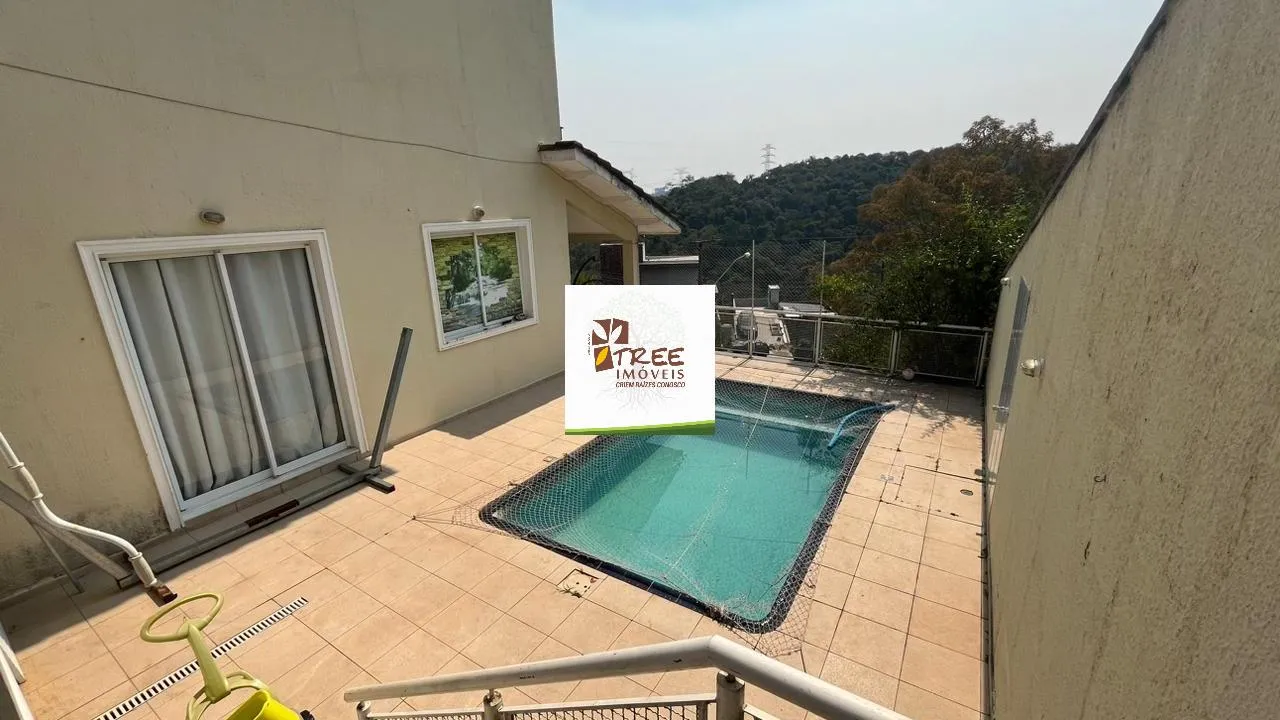 Imagem VENDA DE SOBRADO NO CONDOMÍNIO HILLS III, EM ARUJÁ/SP, 521m² com 05 suítes, piscina, sala ampla, quintal de 200m² e 06 vagas. CONSULTE-NOS.