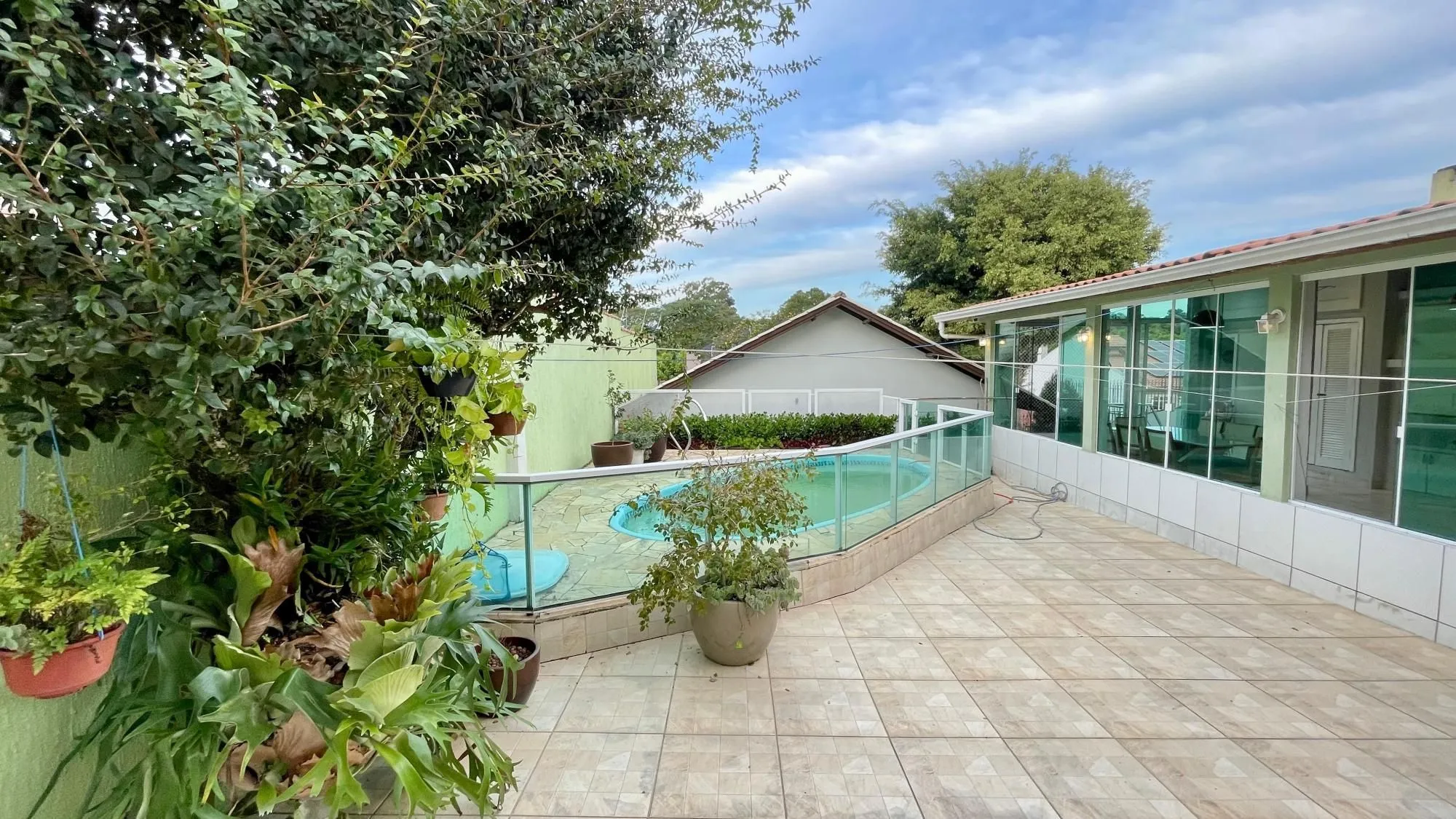 Imagem Casa térrea 100% mobiliada com 3 dormitórios, suíte, piscina e 3 vagas.