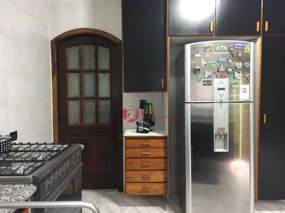 Imagem Sobrado com 157 metros quadrados com Sala, Cozinha, 3 dormitórios, 1 suite, 2 B|anheiros, 1 Lavabo e 2 Vagas cobertas