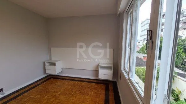 Imagem Apartamento 02 dormitórios com dependência e duas vagas no bairro São João.