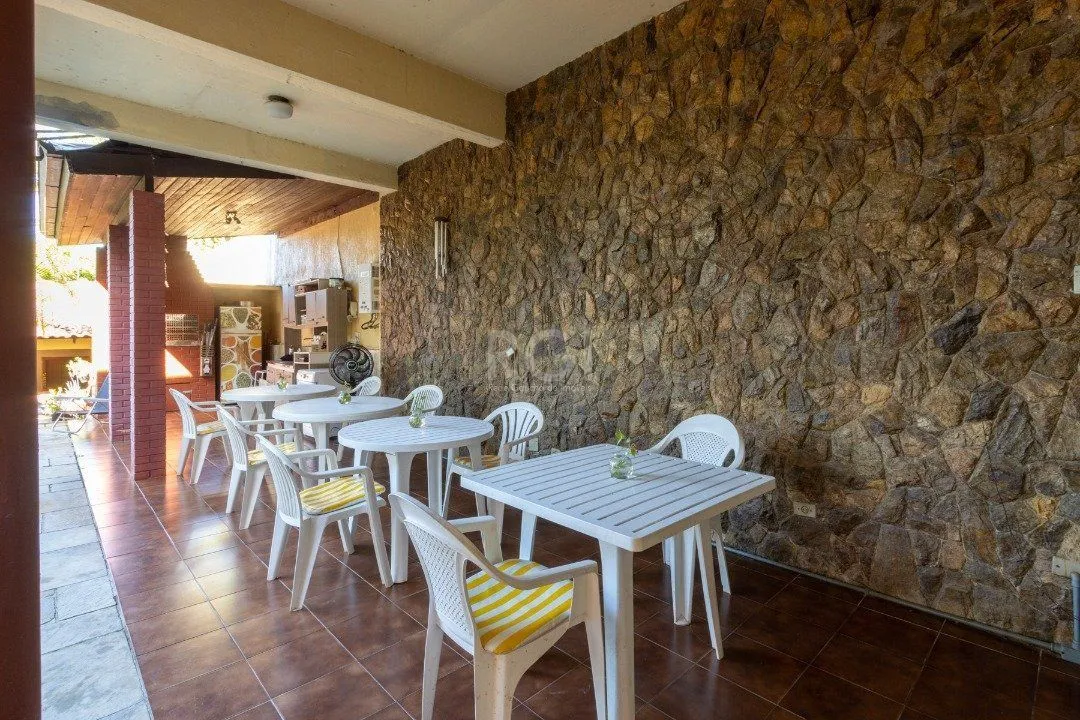 Imagem Sobrado com 345m² privativos, 3 suites, 2 vagas, churrasqueira. pátio com piscina - Bairro Cristal