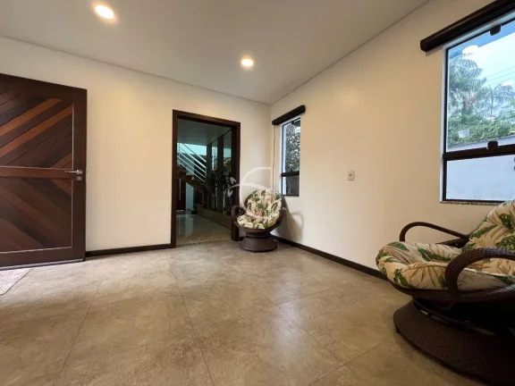 Imagem Venha se encantar com esta incrível casa localizada no prestigiado bairro Vila Nova, em Joinville.