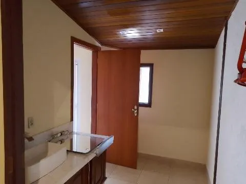 Imagem LOCAÇÃO DE CASA RESIDENCIAL/COMERCIAL NO CENTRO DE ARUJÁ/SP, com 2 quartos, sala c/ 2 ambientes, varanda na frente e nos fundos e 1 vaga. CONSULTE-NOS