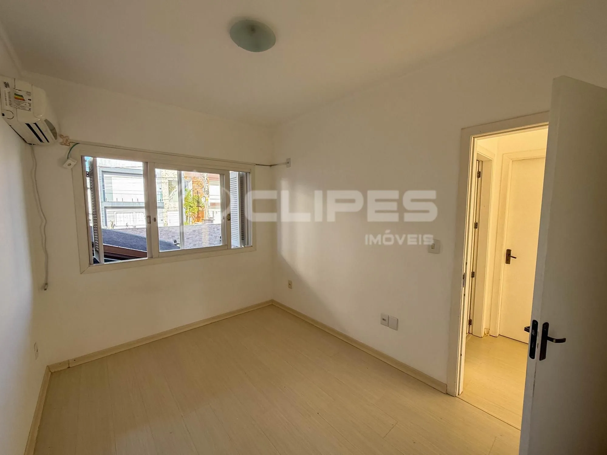 Imagem Sobrado para Venda - 140m², 3 dormitórios, sendo 1 suites, 2 vagas - Hípica