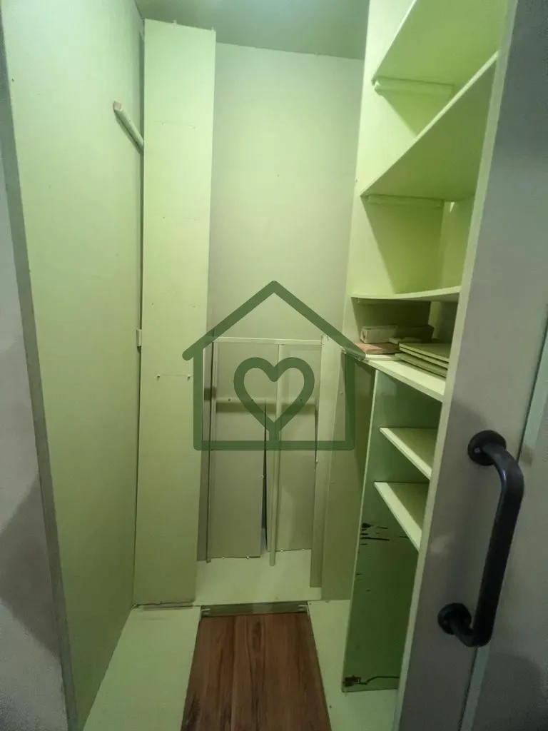 Imagem Apartamento de 80m², três dormitórios, banheiro social, living, cozinha, área de serviço, préd...