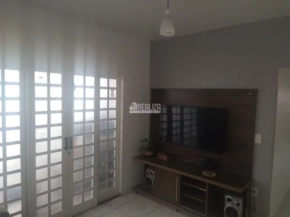 Imagem Casa à venda no bairro Conjunto Costa Telles I, Uberaba - 3 quartos e 4 vagas de garagem!