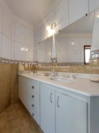 Imagem Este espaçoso sobrado, localizado no Condomínio Alto das Palmeiras, é o imóvel ideal para quem b...