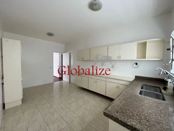 Imagem APARTAMENTO À VENDA CONDOMÍNIO FRENTE AO MAR NO GONZAGA COM 2 DORMITÓRIOS, SALA, WC, COZINHA, ÀREA DE SERVIÇO, D. EMPREGADA COMPLETA POR R$900.000,00