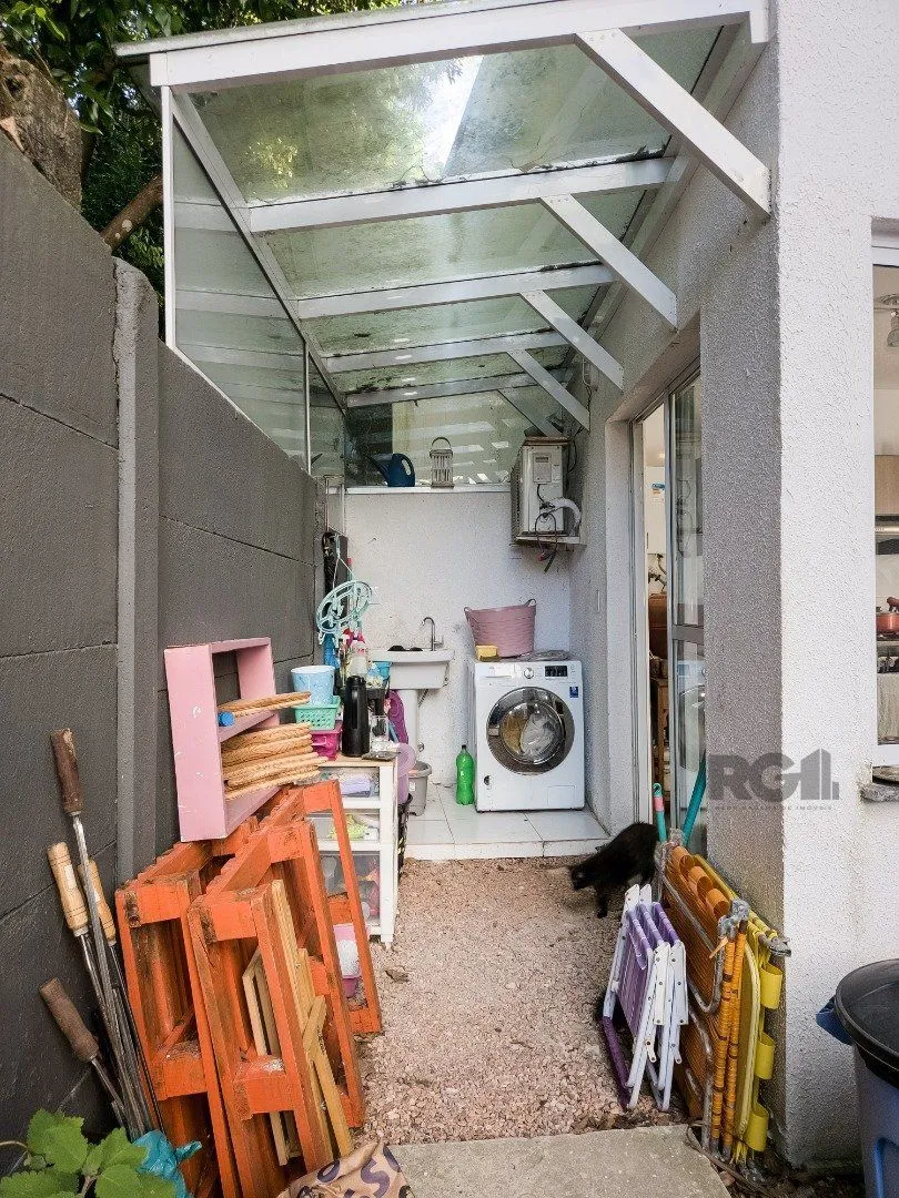 Imagem Living em dois ambientes com cozinha americana, lavabo, pátio, lavanderia. o3 dormitórios sendo 01 suíte, banheiro social e sótão. Duas vagas de garagem.