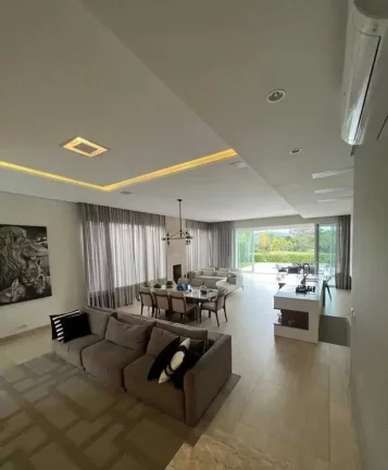 Imagem Casa de alto padrão com 4 suítes e 8 vagas de garagem no Centro de Camboriú