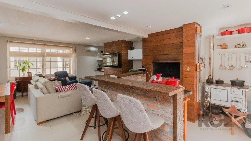 Imagem Excelente casa em condomínio de 249m² com 03 dormitórios e 4 vagas.