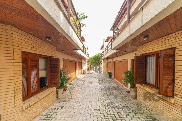 Imagem Casa em condomínio na zona sul, 3 quartos, suíte, lareira, churrasqueira, 2 vagas de garagem coberta.