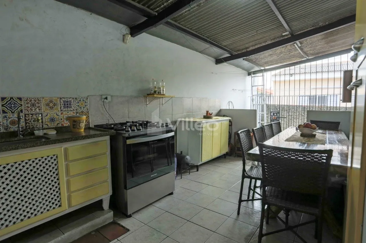 Imagem Casa de esquina com 2 casas no mesmo terreno, ideal para morar com a família ou ter uma segunda ren...