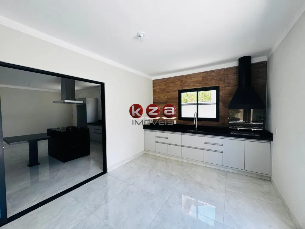 Imagem Casa de alto padrão a venda no Condomínio Portal do Jequitibá em Valinhos-SP: 4 quartos, 3 suítes, 4 vagas de garagem, 244m² de área.