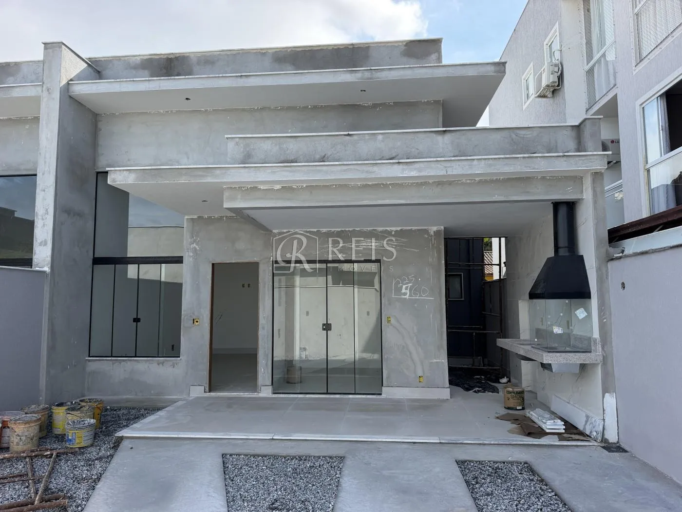 Foto do imóvel Casa para Venda em Rio das Ostras, Jardim Mariléa, 3 dormitórios, 2 suítes, 3 banheiros, 2 vagas em Rua Barra Mansa, 1 - Jardim Mariléa, Rio das Ostras - RJ
