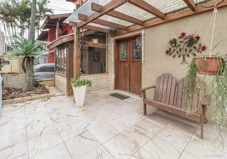 Imagem Casa de 3 dormitórios à venda em Ipanema, Porto Alegre.