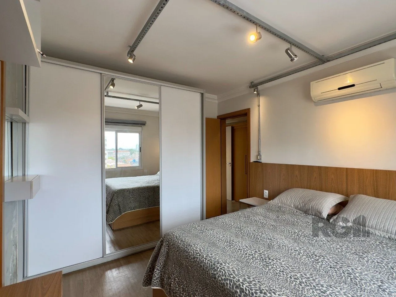 Imagem APARTAMENTO MOBILIADO COM PLANTA DIFERENCIADA E ÓTIMA LOCALIZAÇÃO