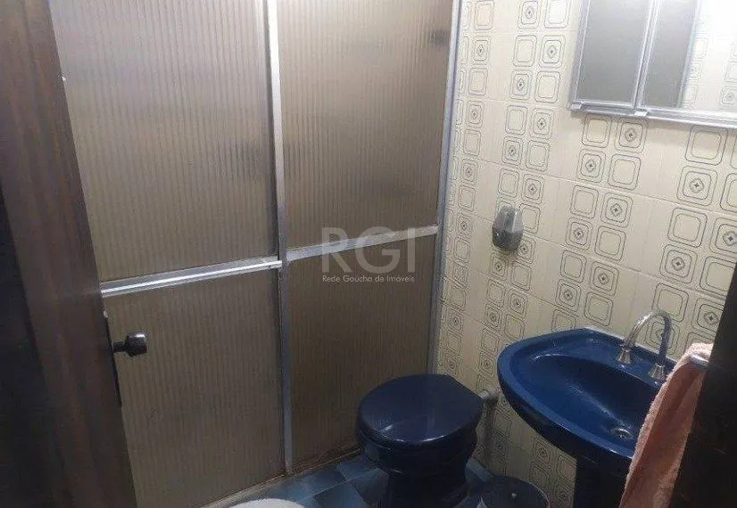 Imagem Casa com 03 dormitórios, churrasqueira, pátio com piscina e 5 vagas de garagem no bairro Menino Deus