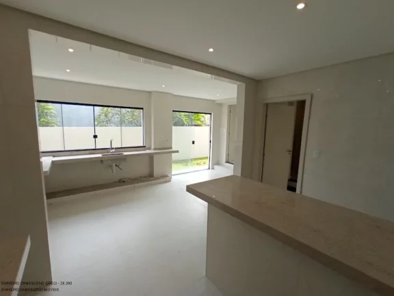Imagem Casa de Luxo em Condomínio - 5 Quartos, 5 Suítes, 3 Salas, 3 Banheiros, 5 Vagas de Garagem - Camaçari-BA (Catu de Abrantes)
