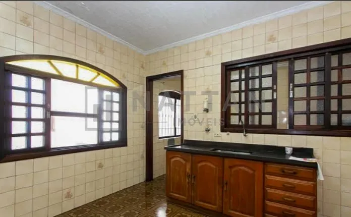 Imagem Casa à venda com 3 dormitórios, 4 banheiros, salão de festas e terreno de 208 m²