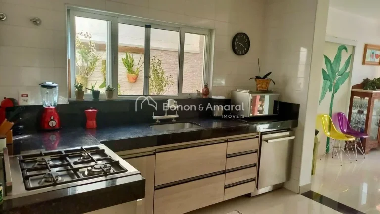 Imagem Esta casa em condomínio oferece uma área total de 480 metros quadrados, proporcionando um espaço ...