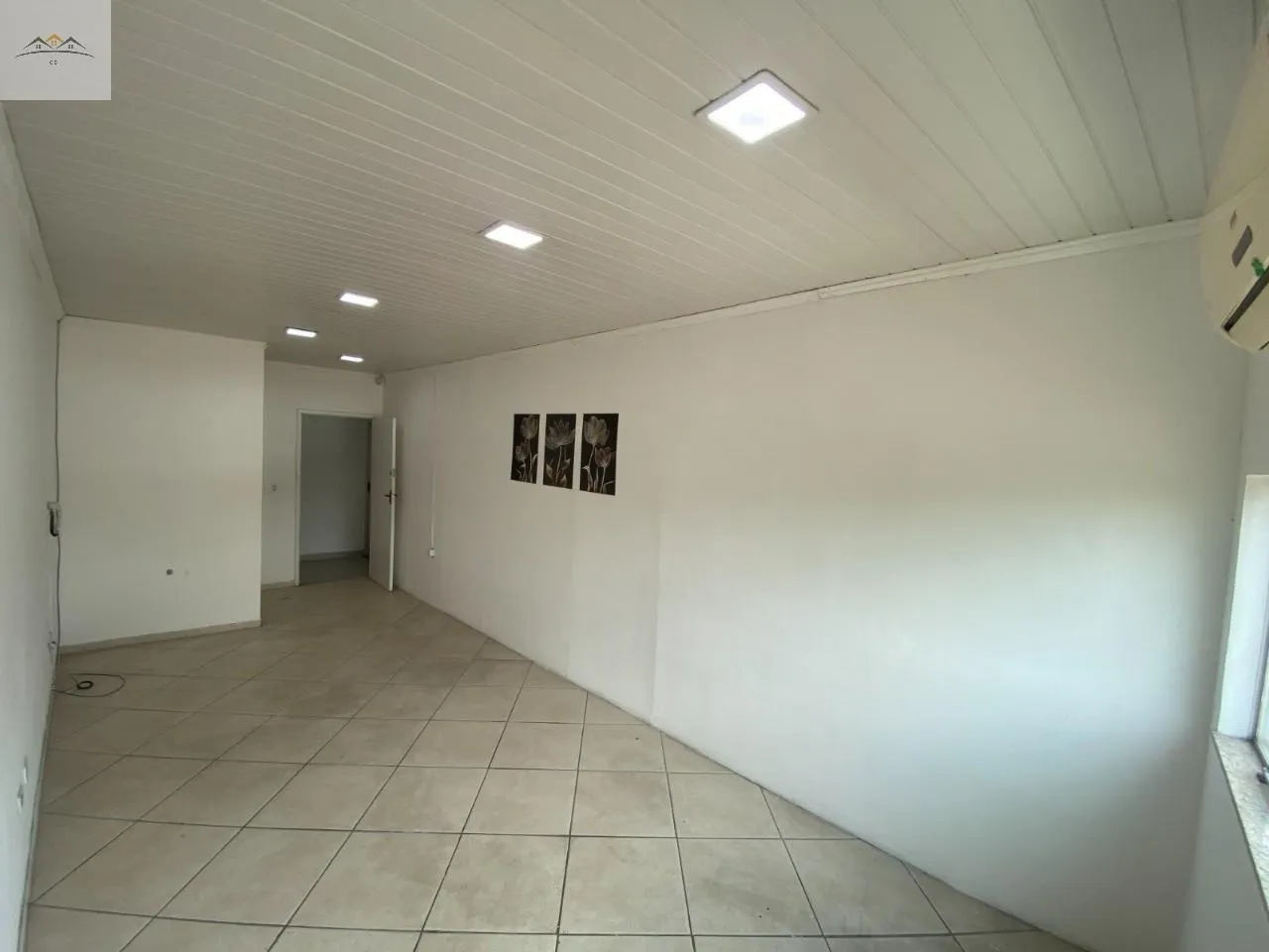 Imagem Sala Comercial para alugar no Centro de Osasco 30m² 1 wc com ar condicionado.