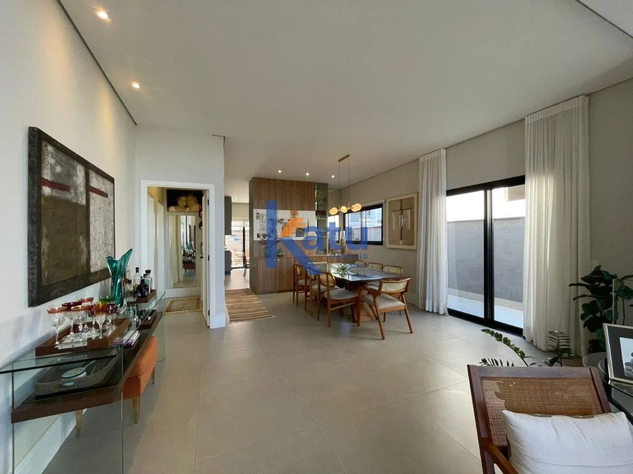 Imagem Descubra esta encantadora casa em condomínio no Jardim Ermida I, Jundiaí. Com 217 m² de área pri...