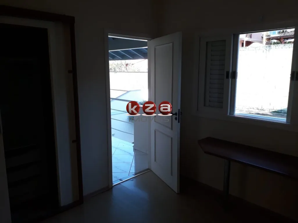 Imagem Casa de 3 quartos no Condomínio Terras do Caribe, em Valinhos-SP: 3 salas, 1 suíte, 4 vagas de garagem e 218m² de área.