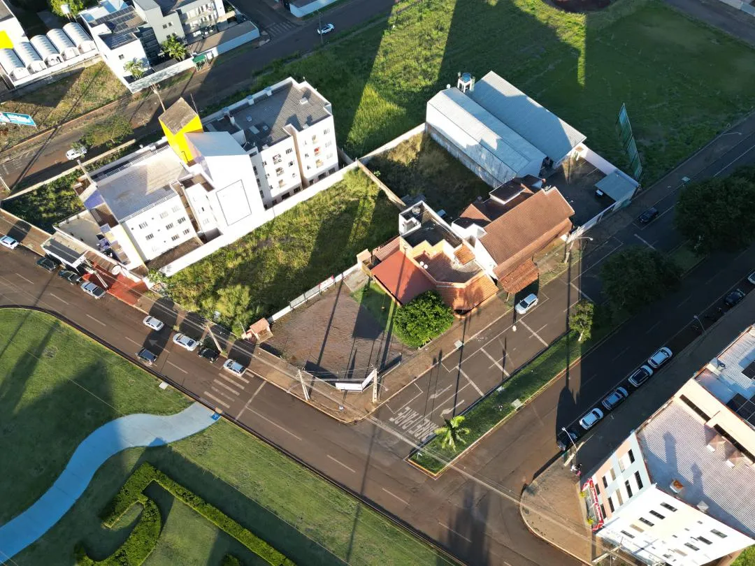 Imagem Terreno de esquina com sala comercial e apartamento, Bairro Fag, Cascavel - Venda