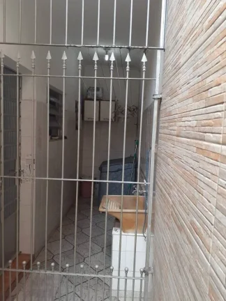 Imagem Casa térrea com 6 metros de frente por 30 metros da frente aos fundos, em lage e telhado, com piso ...