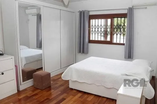 Imagem Excelente casa de 287m² com 3 dormitórios e 4 vagas.