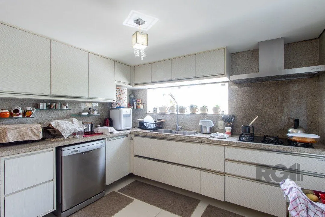 Imagem Casa em condominio . com 6 suites, sendo 3 suítes master com closet e hidro.