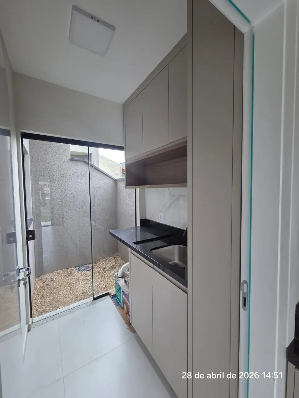 Imagem Casa de esquina em construção, com projeto moderno e excelente padrão de acabamento.
São 3 dormi...