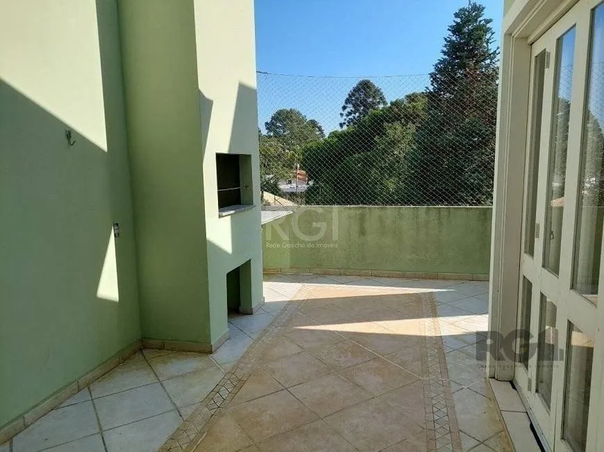 Imagem Casa com 03 dormitórios, 01 suíte, pátio, terraço com churrasqueira e vaga de garagem para 03 carros no bairro Ipanema