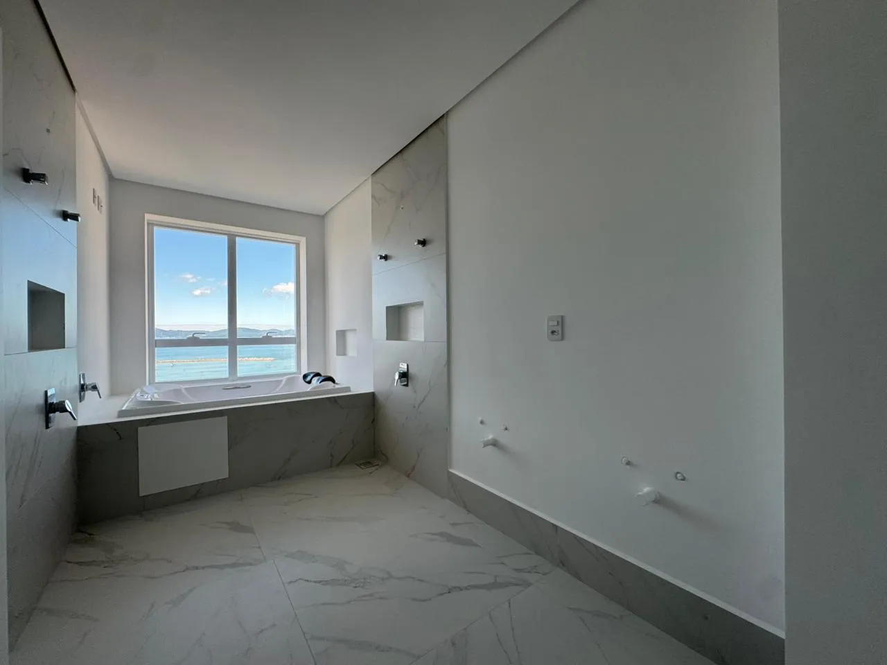 Imagem Apartamento com vista para o mar à venda com 190m2 por R$ 3.200.000,00