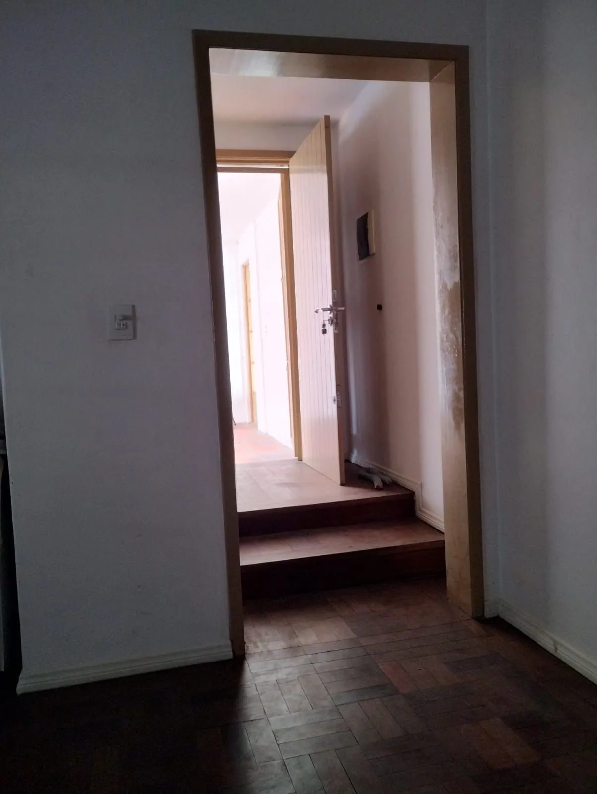 Imagem Excelente Casa com 03 suítes + Apto nos fundos com 01 Dor. Garagem 3 carros
