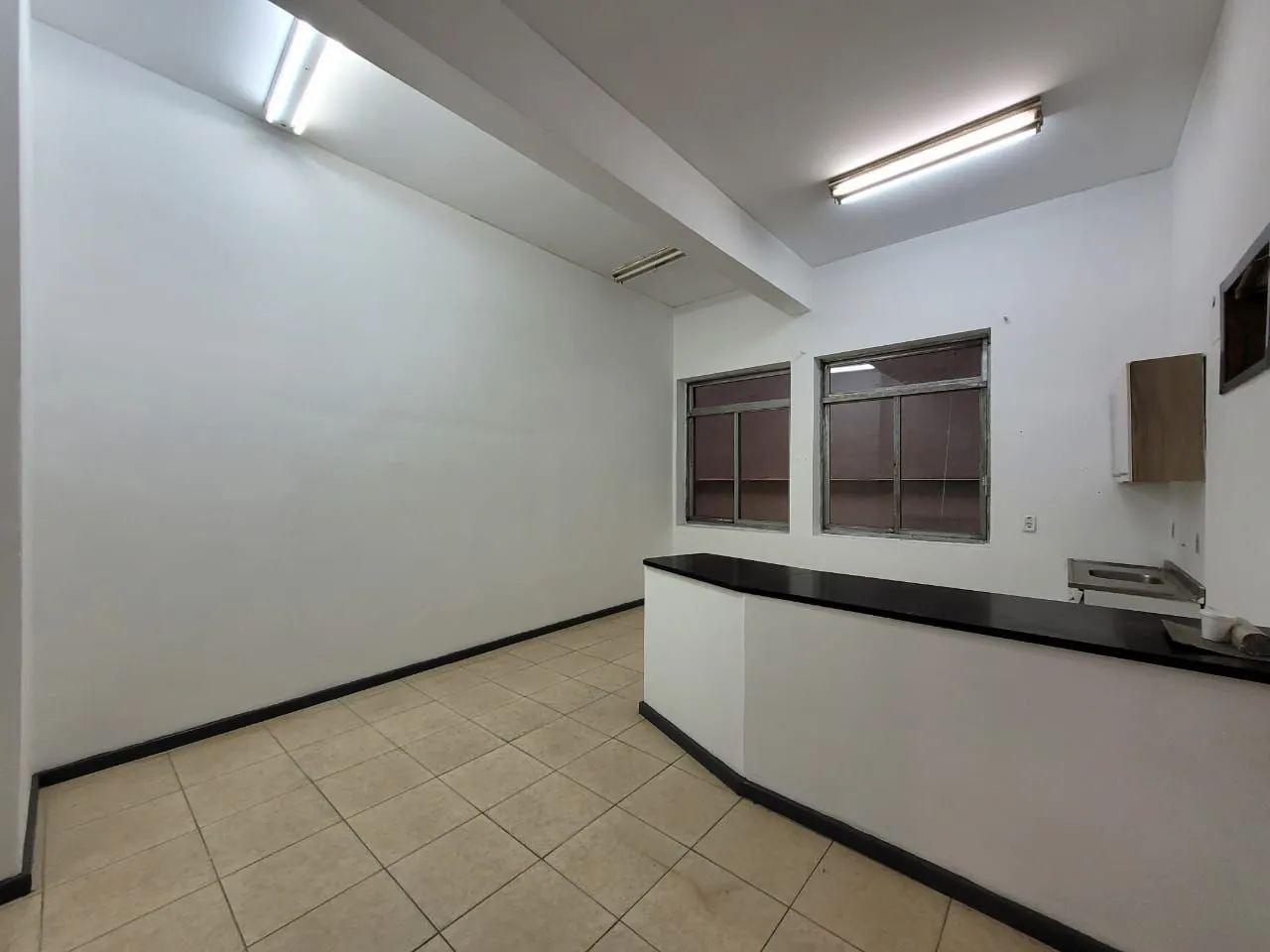 Imagem MÁFFER IMÓVEIS ALUGA SALA COMERCIAL NA RUA URUGUAI, 277.