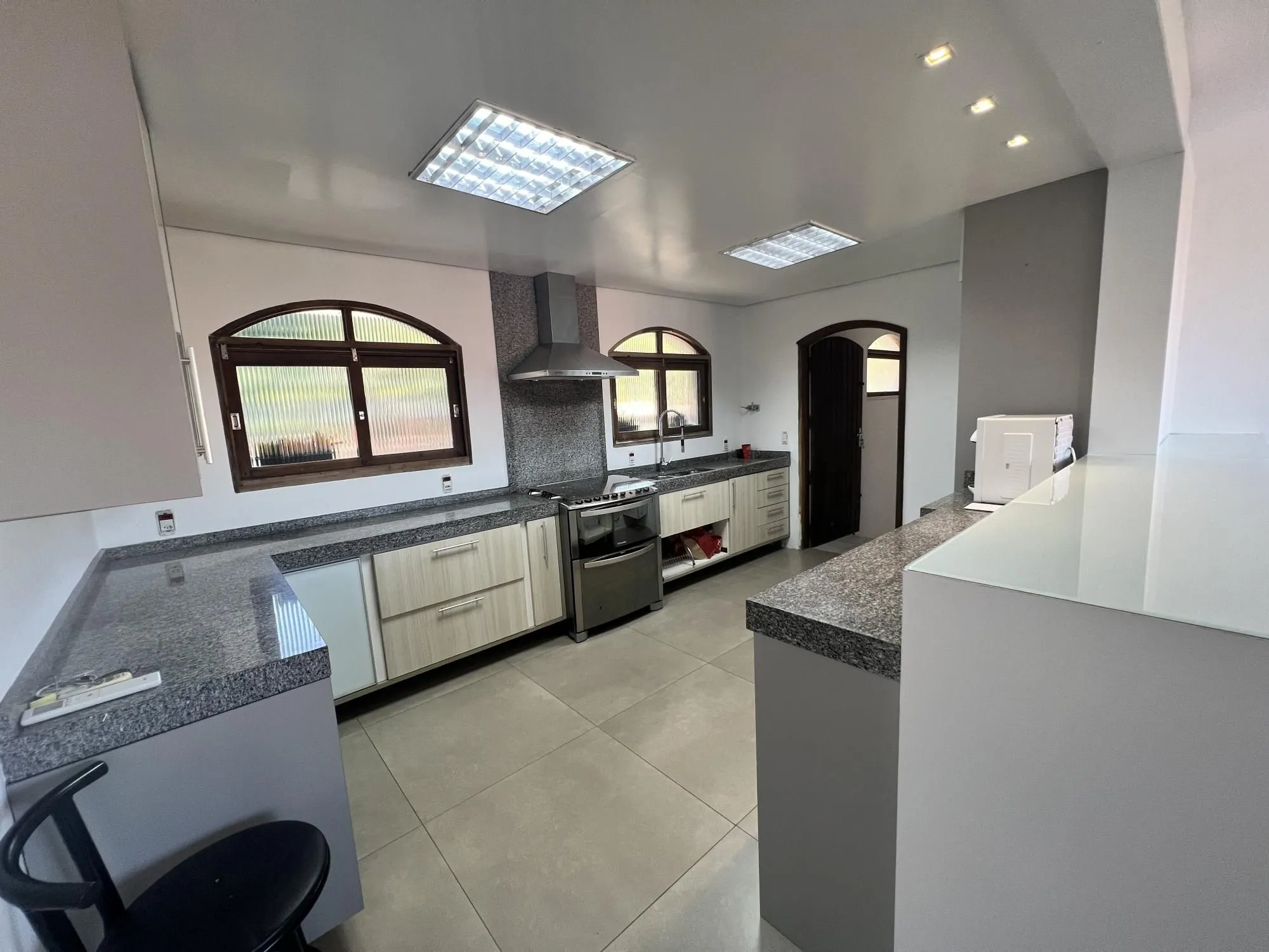 Imagem Belíssima casa no Bairro Tristeza com 645m²
