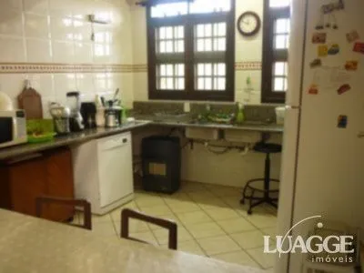 Imagem casa com 4 dormitórios, sendo uma suíte , e 530 area privativa