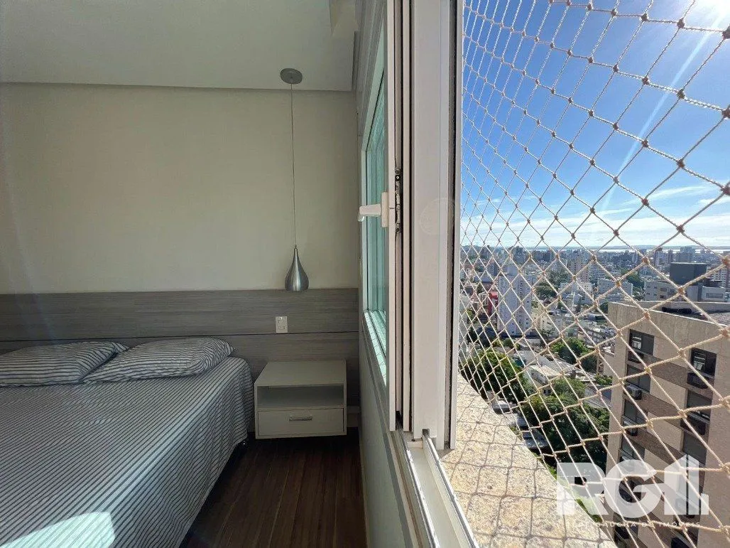 Imagem Espetacular apartamento para VENDA mobiliado, 3 dormitórios, 2 vagas cobertas, infra completa no coração do Bairro Petrópolis.