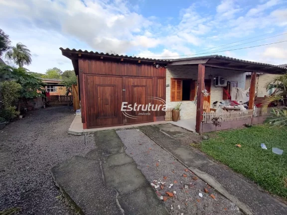 Duas casas no bairro Chácara das Flores com pátio amplo e muito conforto