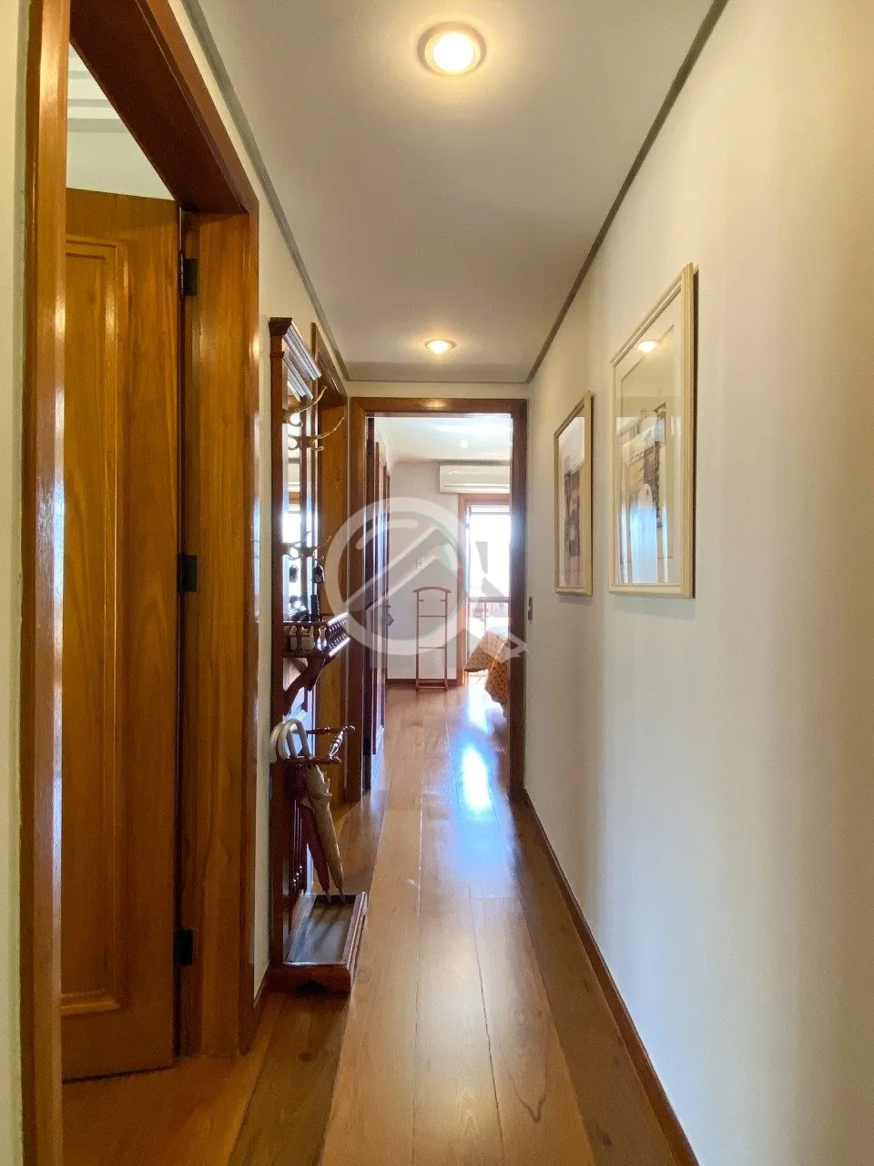 Imagem Apartamento semimobiliado de 140m², 3 dormitórios, sendo 1 suíte com sacada, living super amplo p...
